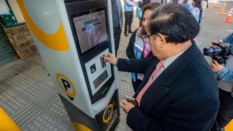 La presentaci&oacute;n de las nuevas plataformas digitales para el pago del estacionamiento municipal./ GAMC