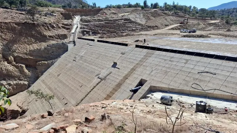 avance de obra en la represa en Omereque./GOBERNACI&Oacute;N