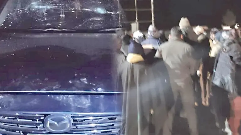 Pobladores retienen a dos mujeres y el auto en el que presuntamente se trasladaban./ CORTES&Iacute;A