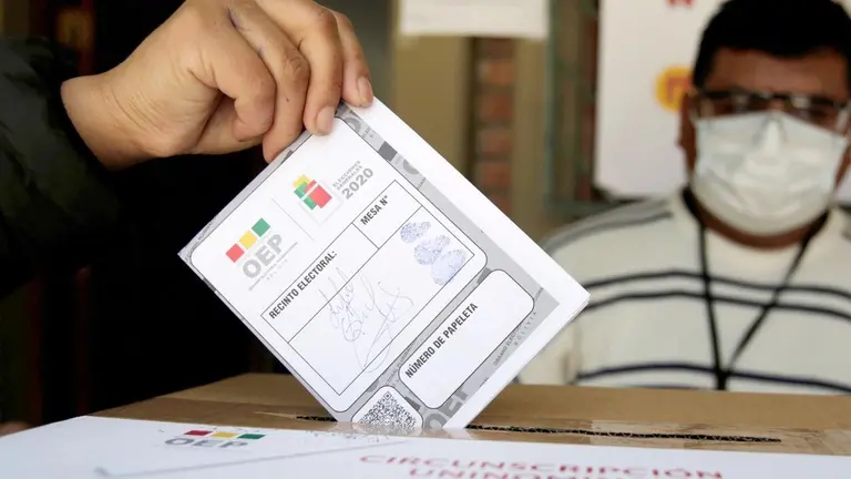 Una papeleta electoral en un recinto./ URGENTE.BO
