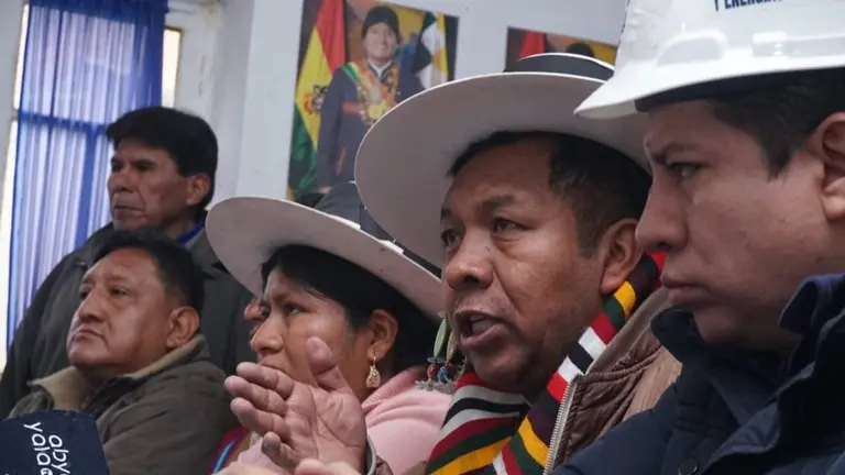 El dirigente de la Csutcb "evista", Pedro Llanque, (c) se pronuncia tras el llamado a una reuni&oacute;n nacional de la izquierda propuesta por el presidente Luis Arce. APG