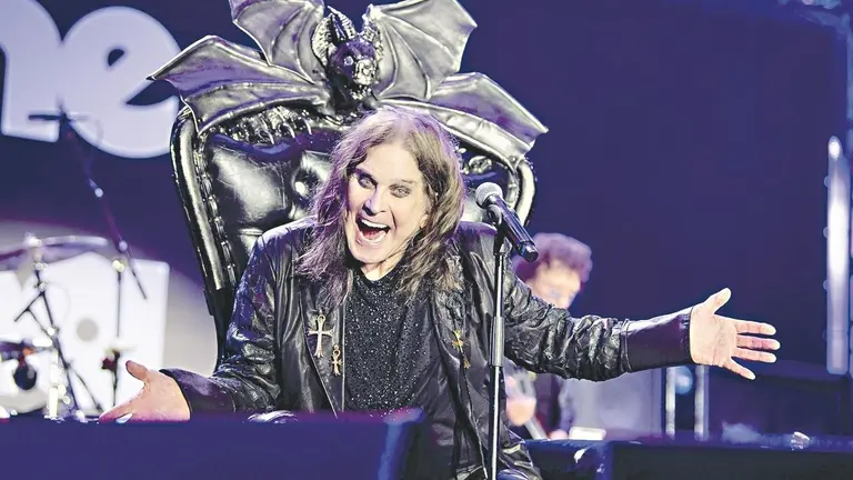 Arriba, Ozzy Osbourne aparece en su concierto de despedida, a principios de julio, en Birmingham./ ROSS HALFIN