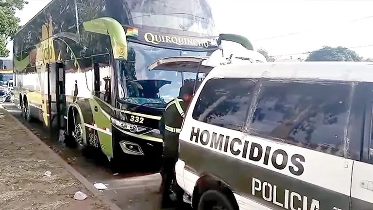 El &oacute;mnibus donde fue encontrado el conductor sin vida./ CAPTURA DE VIDEO