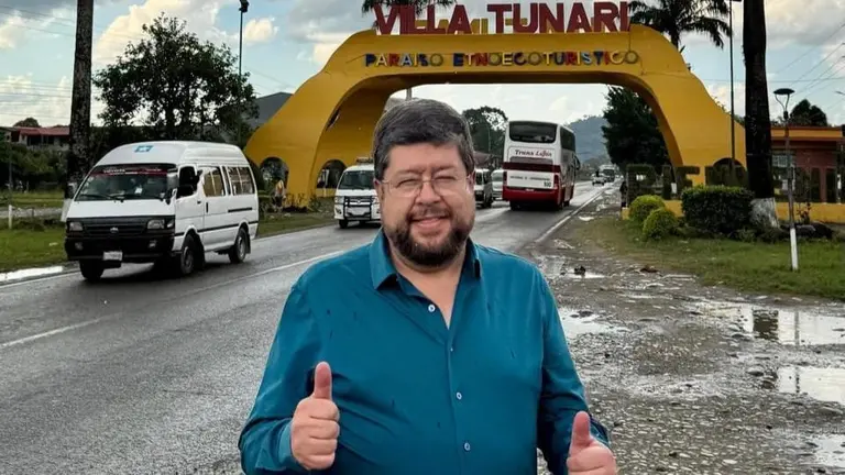 Samuel Doria Medina, en la puerta de ingreso de Villa Tunari, en el Tr&oacute;pico de Cochabamba. FACEBOOK SAMUEL DORIA MEDINA