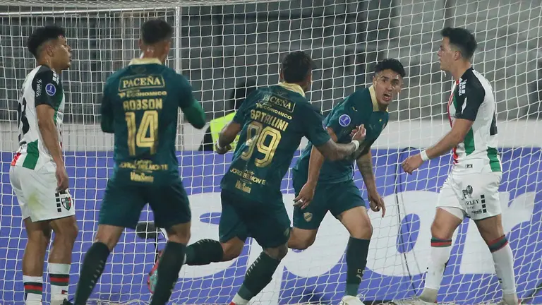 Festejo de los jugadores de Bol&iacute;var, en uno de los goles. APG