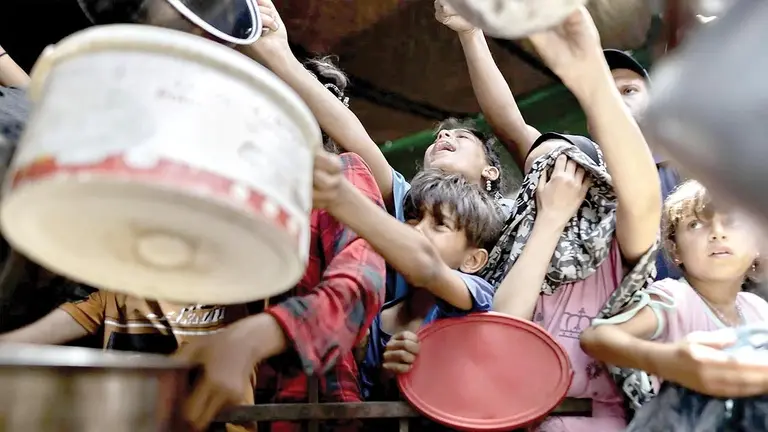 Ni&ntilde;os claman por comida en la Franja de Gaza./ TELECINCO