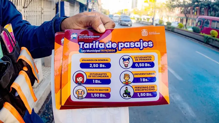 Un funcionario expone los precios de los pasajes./ GAMC