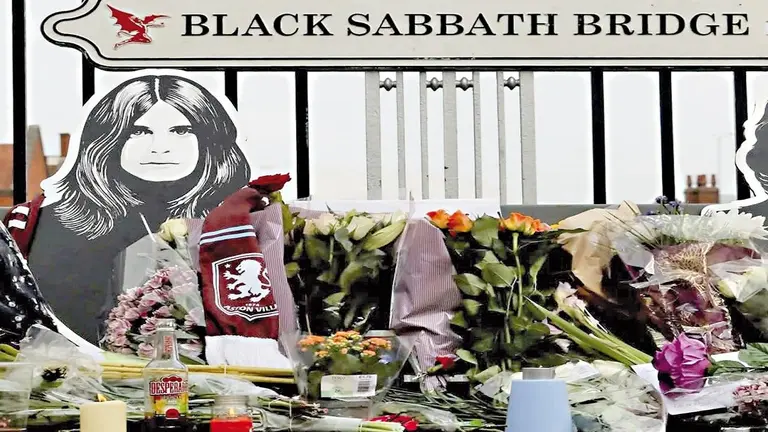 Fan&aacute;ticos dejan flores en homenaje a Ozzy Osbourne./ AGENCIAS