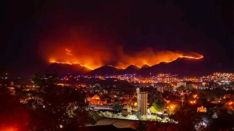 Incendio de magnitud en Tarija./ RRSS.