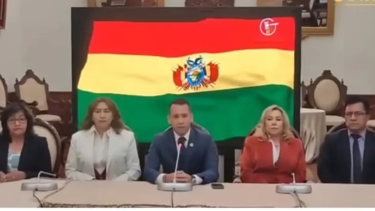 El presidente del TSJ, Romer Saucedo, (c) denunci&oacute; que no se les permiti&oacute; ingresar a los actos de presentaci&oacute;n del billete y las monedas del Bicentenario realizado este lunes en Sucre. CAPTURA DE PANTALLA