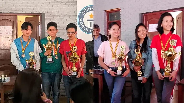 Los premiados del torneo nacional de la disciplina. FBA