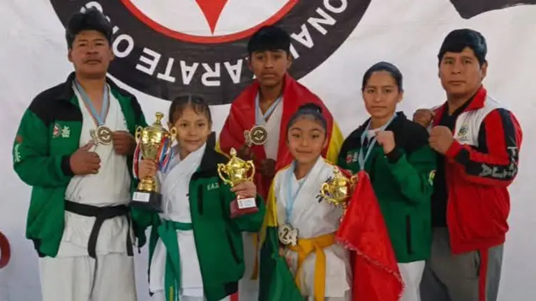 Los karatecas nacionales reciben su premio. FEBOKA