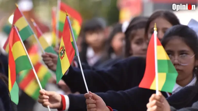 Desfile escolar en Cochabamba en homenaje al Bicentenario de Bolivia. DICO SOL&Iacute;S