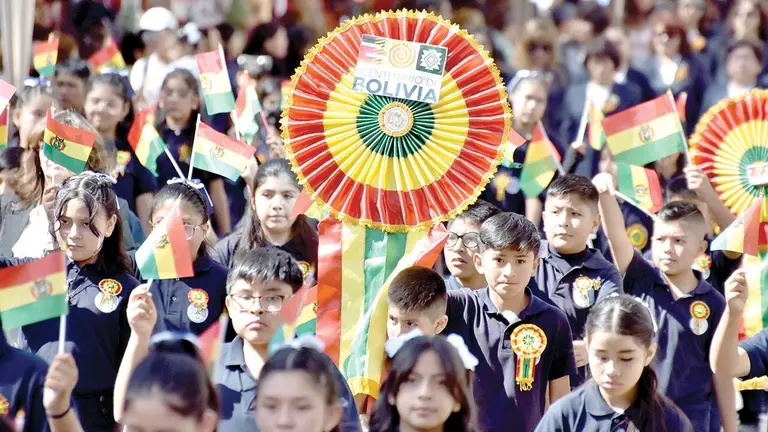 Los colores rojo, amarillo y verde en los desfiles./ DICO SOL&Iacute;S