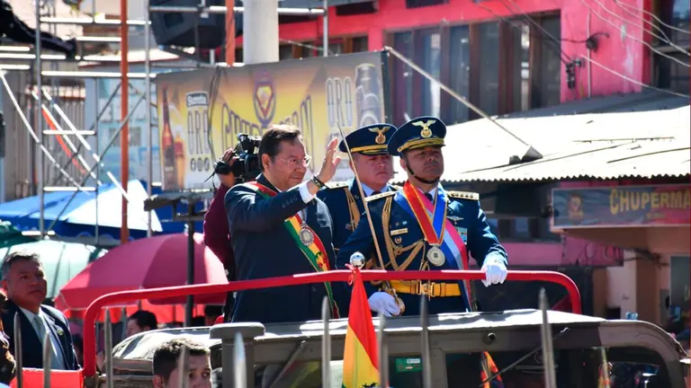 El presidente Luis Arce hoy en la Parada Militar en Sucre. APG