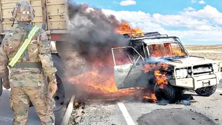 Fotografía de un militar de espaldas durante un operativo y, a la derecha, el vehículo militar quemado hace una semana en Oruro por contrabandistas.  /  VICEMINISTERIO DE LUCHA CONTRA EL CONTRABANDO