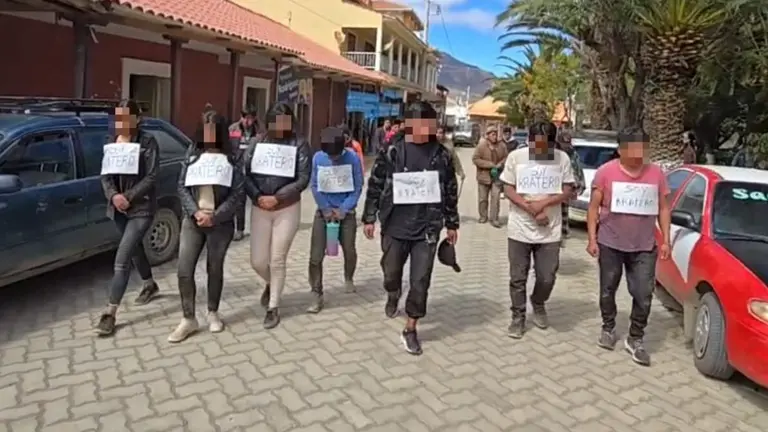 Las siete personas que recorrieron la plaza con carteles colgados al pecho que dec&iacute;an &ldquo;Soy ratero&rdquo;. PRODUCCIONES POJE&Ntilde;ITO