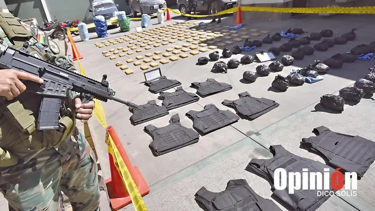 Descubren 10 chalecos impregnados con  droga en un camión./ DICO SOLÍS