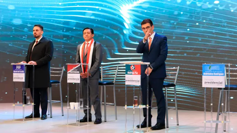 Los tres candidatos que participaron en el debate. APG