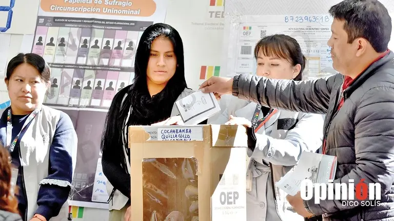 La capacitaci&oacute;n de jurados electorales en el TED de Cochabamba./ DICO SOL&Iacute;S