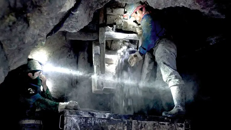 Foto referencial de mineros trabajan en interior mina./ ARCHIVO
