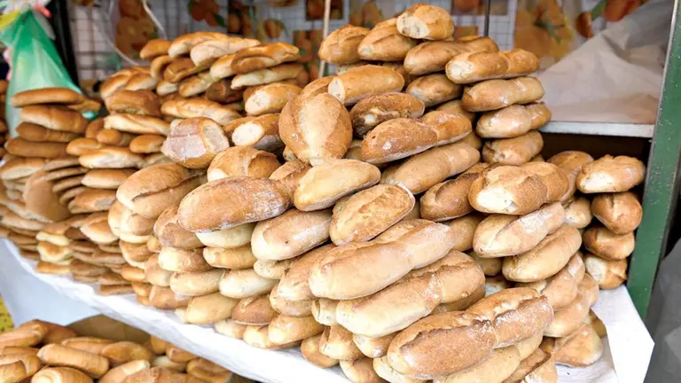 El &ldquo;pan de batalla&rdquo; con harina subvencionada se vende a Bs 0.50./ ABI