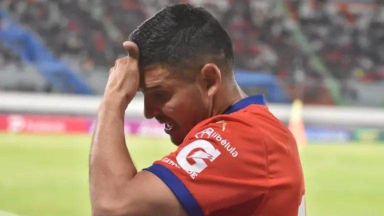 El Pochi Ch&aacute;vez sale expulsado en su regreso. DICO SOL&Iacute;S.