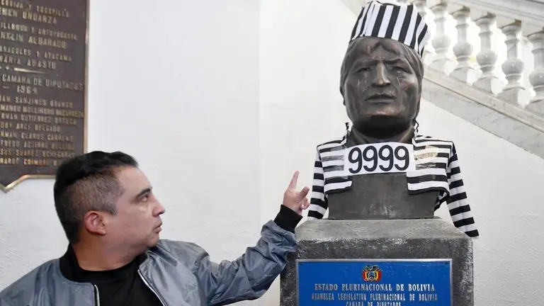 El busto de Evo Morales que fue vestido como reo por el diputado Alberto Astorga./ APG