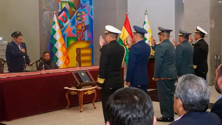 Posesi&oacute;n de nuevas autoridades militares. APG