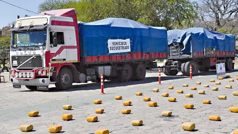 El veh&iacute;culo y la droga secuestrada./ VDS-SC