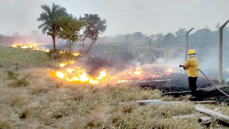 Un bombero intenta apagar un incendio forestal en Santa Cruz./ ARCHIVO