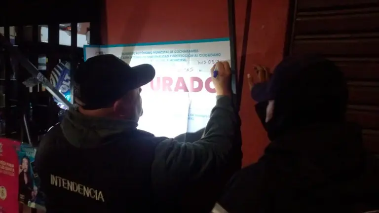 Clausura de una licorer&iacute;a ubicada en sobre la avenida 6 de Agosto casi Rep&uacute;blica. INTENDENCIA
