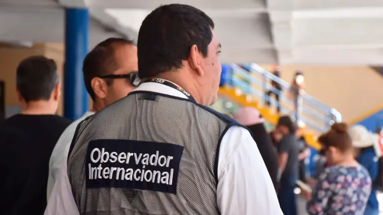 Un observador internacional, en una unidad educativa de Cochabamba. DICO SOL&Iacute;S 