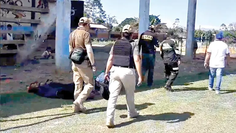 Polic&iacute;a llega al colegio de Entre R&iacute;os, Tr&oacute;pico, tras la detonaci&oacute;n de un explosivo, para iniciar las investigaciones. / CORTES&Iacute;A MAR&Iacute;A NU&Ntilde;EZ