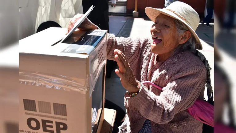 Una ciudadana emite su voto en Cochabamba./ NO&Eacute; PORTUGAL