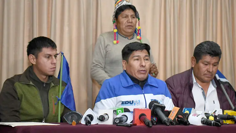 El MAS-IPSP a la cabeza de Grover García junto al Pacto de Unidad, en conferencia de prensa./ APG
