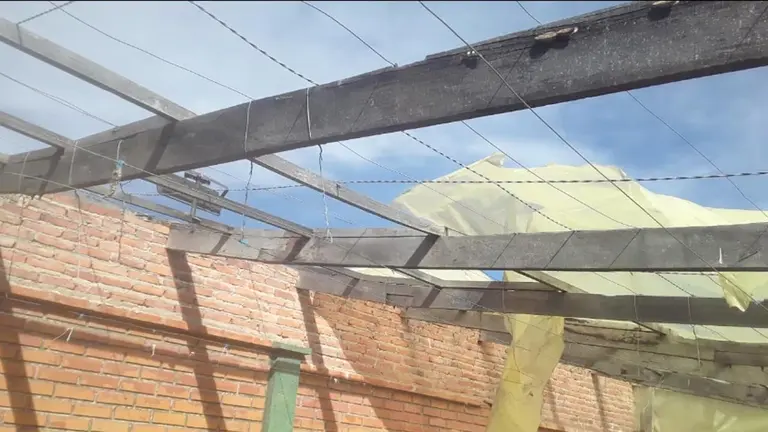 Los ventarrones afectaron las cubiertas y tinglados de unidades educativas en los municipios de Atocha, Uyuni, Yocalla, Ravelo y Llallagua./ GADP