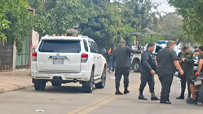 Investigan balacera en Santa Cruz./ CORTES&Iacute;A