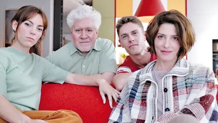 Pedro Almod&oacute;var junto a parte del equipo de filmaci&oacute;n de &lsquo;Amarga Navidad&rsquo;./ ROLLING STONE