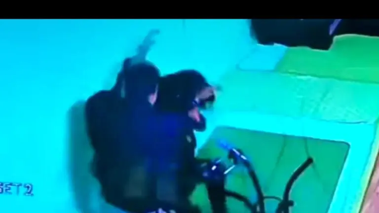Momento cuando la periodista fue agredida./ CAPTURA DE PANTALLA