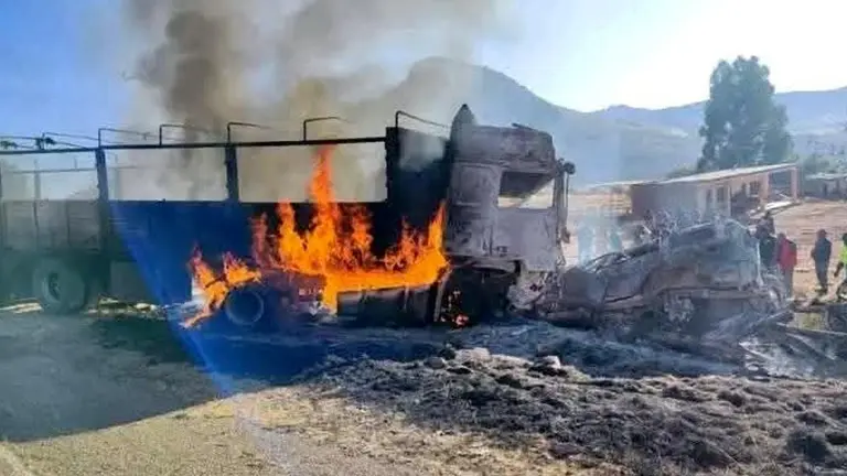 Vehículos se incendian tras colisión frontal en la ruta Potosí - Sucre./ RRSS