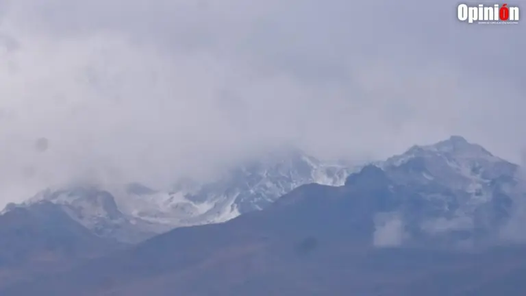 El Tunari amaneci&oacute; con un manto de nieve. DICO SOL&Iacute;S