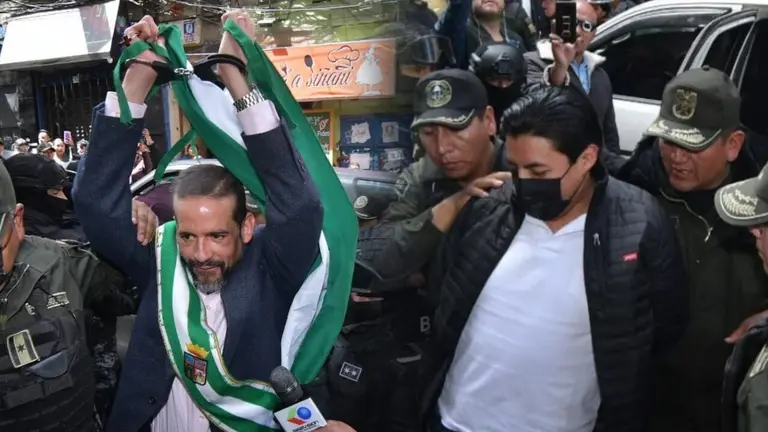 Luis Fernando Camacho (i) y Marco Antonio Pumari (d) a su arribo al TDJ de La Paz por el caso Golpe I. COMPOSICI&Oacute;N OPINI&Oacute;N