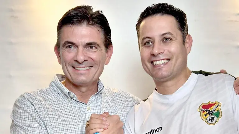El excapit&aacute;n Edmand Lara (d) junto a Rodrigo Paz, la f&oacute;rmula del PDC rumbo al 19 de octubre./ PDC