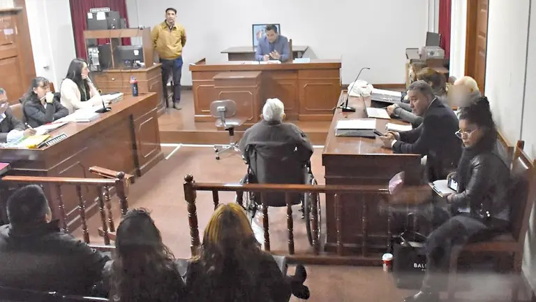 Foto del tribunal en la primera sesi&oacute;n del juicio por encubrimiento de abusos de un pederasta./ DICO SOL&Iacute;S
