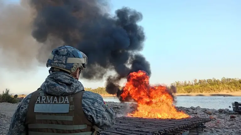 En su lucha contra el contrabando, el &Aacute;rea Naval N&deg; 3 de la Armada Boliviana procedi&oacute; a la destrucci&oacute;n de barcazas artesanales en Bermejo. ABI