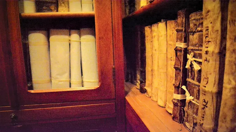 Imagen referencial de un estante con archivos hist&oacute;ricos./FUNDACI&Oacute;N CULTURAL BCB
