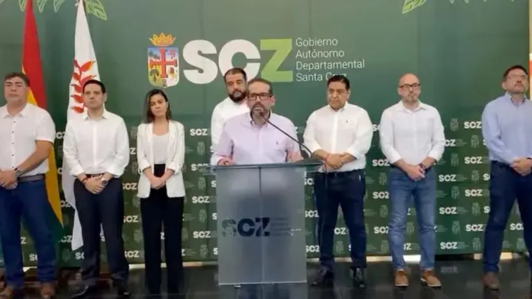 Camacho junto a los nuevos secretarios que posesion&oacute; este lunes./ CAPTURA VIDEO