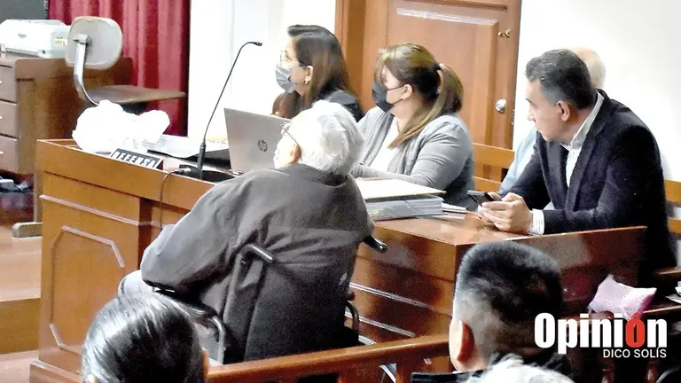 Fotograf&iacute;a de la primera sesi&oacute;n del juicio contra dos jesuitas./ DICO SOL&Iacute;S