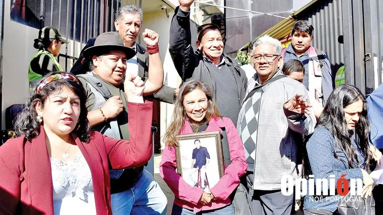 V&iacute;ctimas, familiares y representantes de la CBS  celebran en las puertas del Tribunal de Justicia de Cochabamba el fallo hist&oacute;rico contra dos jesuitas por encubrimiento. / NO&Eacute; PORTUGAL